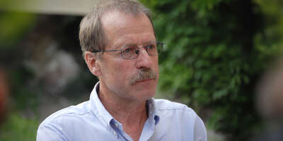 Portrait photo of Prof. em. Andreas Engel.