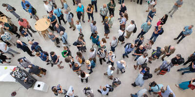 Impression of Biozentrum events with crowd of people